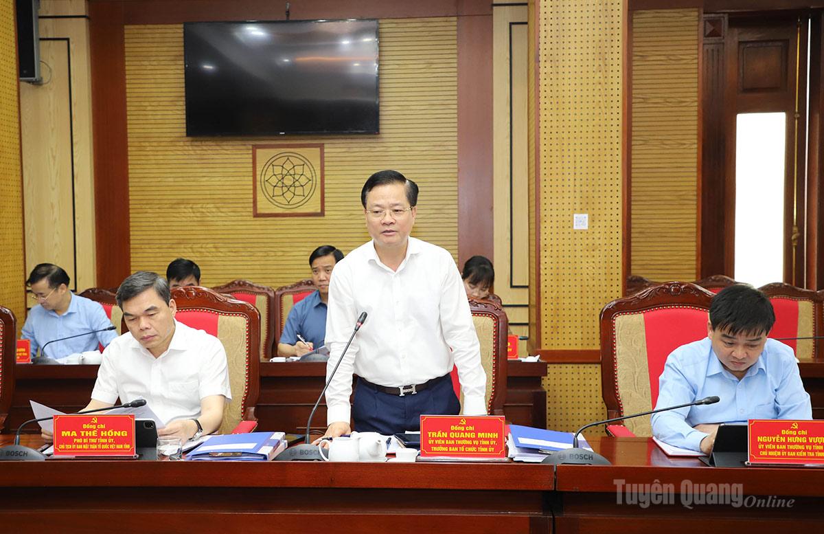 Trưởng ban Tổ chức Tỉnh ủy Trần Quang Minh thảo luận tại Hội nghị Ban Thường vụ Tỉnh ủy.