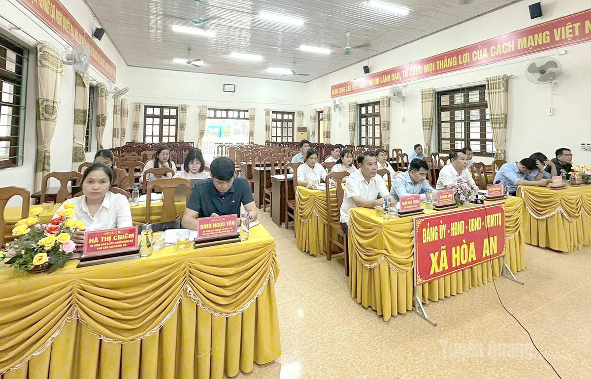 Các đại biểu dự tại điểm cầu xã Hoà An.